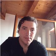 insegnante impartisce lezioni di inglese per principianti e non, scritto parlato e cantato